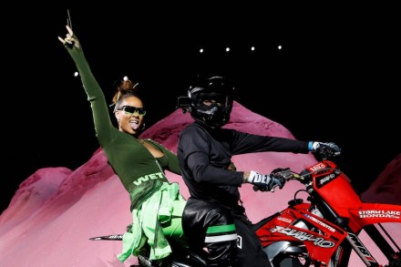 Rihanna tra dune e acrobazie in moto